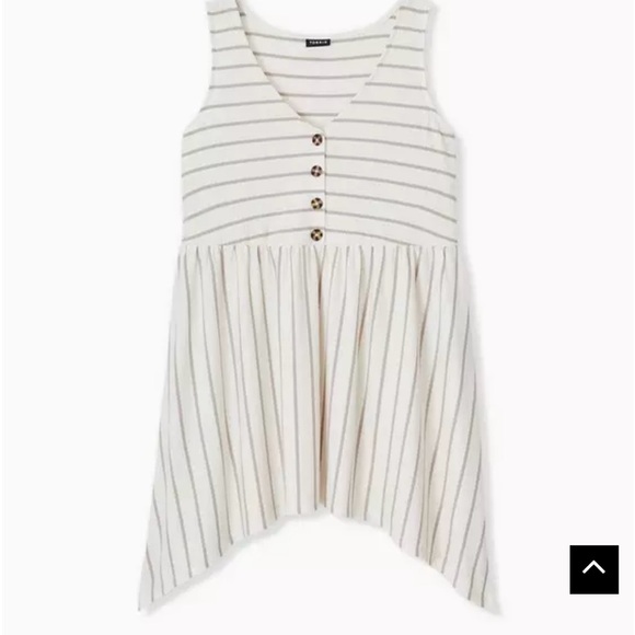 Textured Knit Button-Front Sharkbite Hem Tank - Picture 5 of 5